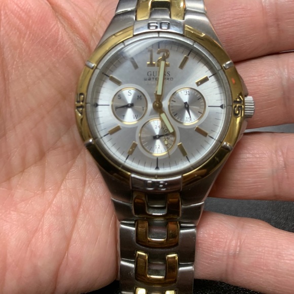 Guess watch two tone stainless still working - Picture 8 of 8